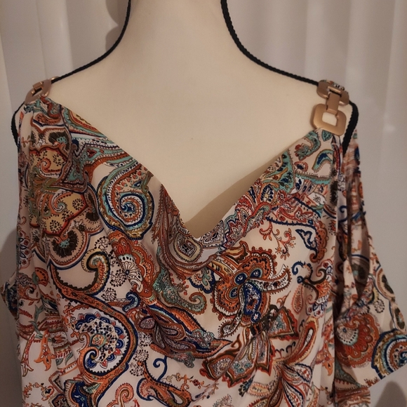 NWOT Cold Shoulder style top - Picture 2 of 6